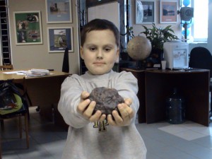 Миша с обломком метеорита