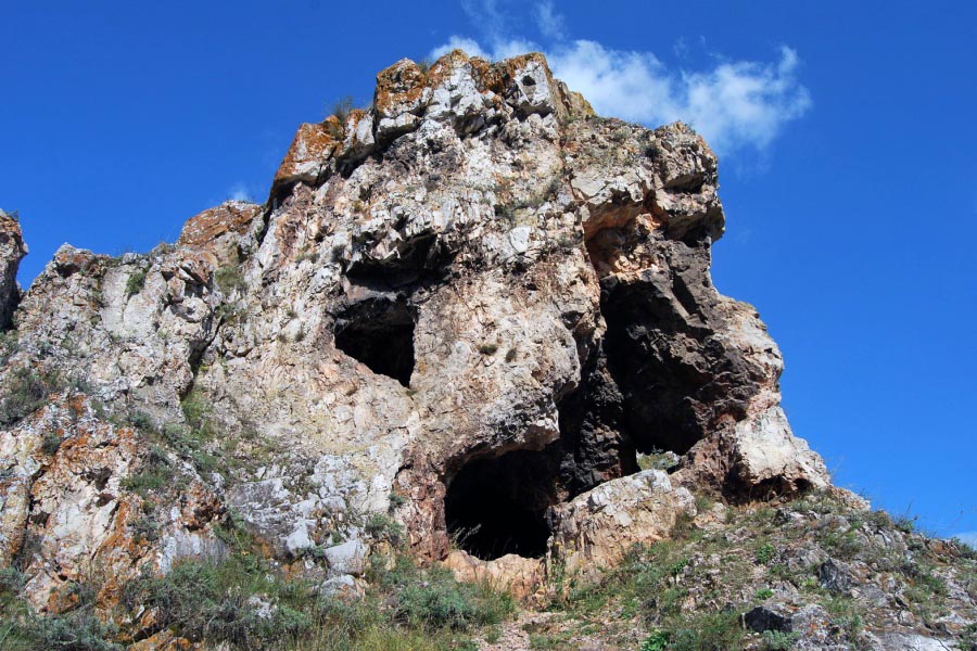 Скала Три пещеры